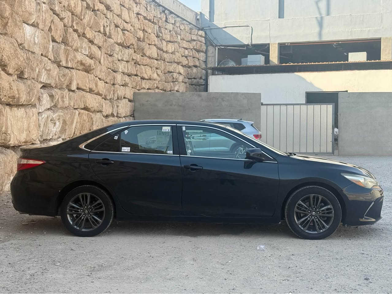 للبيع تويوتا كامري موديل ٢٠١٦ مواصفات se رقم اربيل دولي سنوية جديدة لغاية ٢٠٢٩ شرط التحويل شاشة وكامرة كشنات جلد و كهربائي داخل اصفر شفتات بالاستيرن تحكم وتحديد سرعة محرك ٤ حجم ٢٥٠٠ گير ومحرك شرط صدر امامي وخلفي ٤ تايرات جديد بيه ضرر جاملغ و بونيد بدون شواصي و بدون ايرباك وبيه ٣ ابواب صبغ امريكا يعني مجموع ٥ قطع صبغ بس كله بدون دواخل سيارة جاهزة من دينار واحد مصرف مابيه بدون رصعات و شخوط وتعديل السعر ١١٧ وبيه مجال للشراي اخوان كاتب كل التفاصيل اقرا المنشور كامل شراي خابرني وتدلل ما اجاوب تعليقات مكان السيارة كركوك رقم الموبايل 
*********** كركوك, العراق
