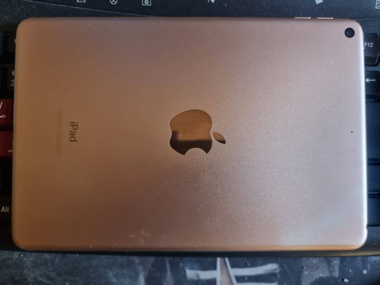 iPad Mini 5 (64 GB).
مثل ما موضحوبالصورة السعر 200 الف.

رقم: ***********.
