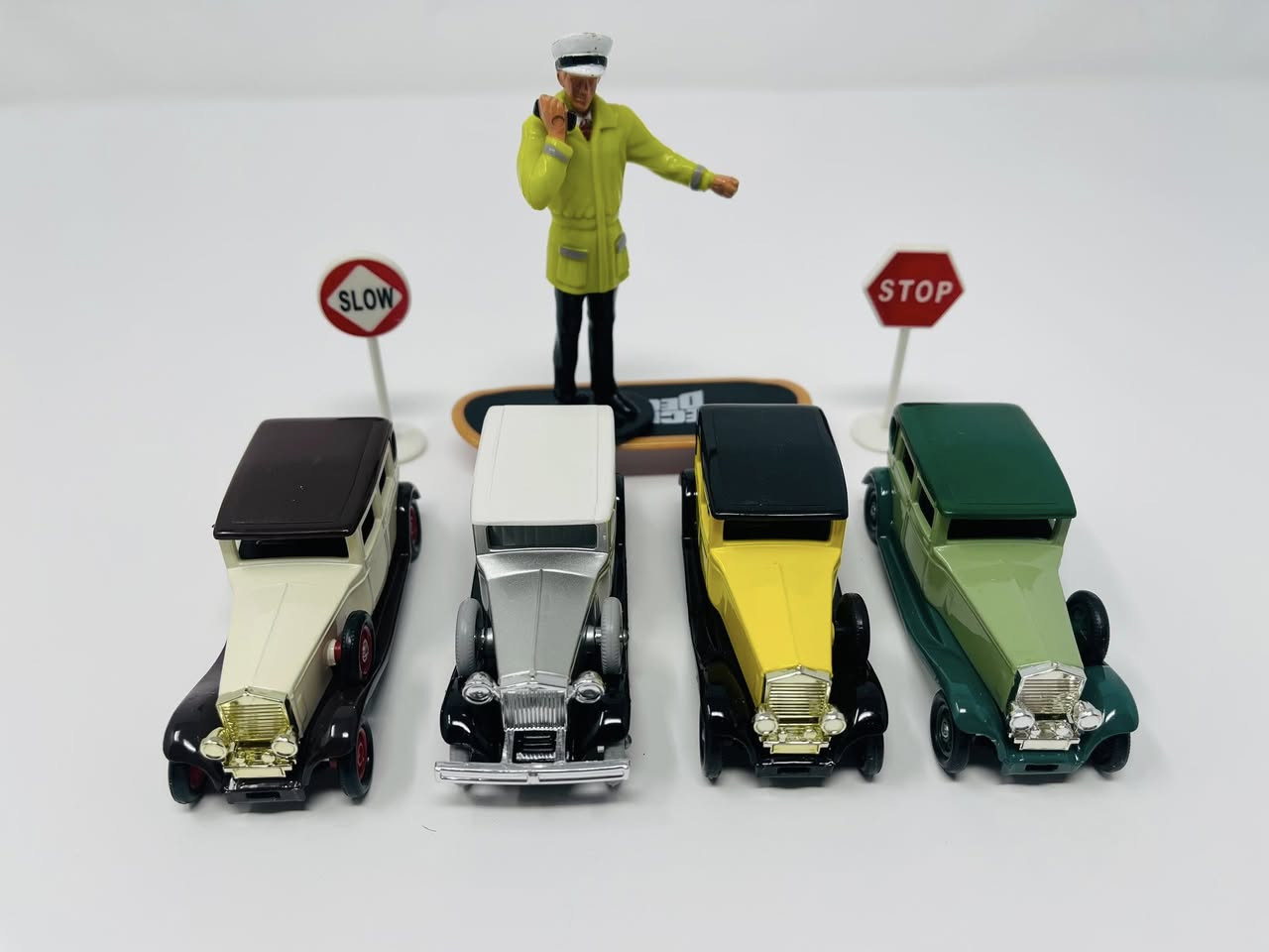 🔥🔥نوادر🔥🔥
💚سيارات رولز رويس 💚
✨🚘 مجموعة سيارات إنكليزية أصلية نادرة
🔩🏷️ صناعة حديد (Die-cast) بإتقان عالي
‏🕰️🇬🇧 إنتاج قديم بتفاصيل دقيقة تعكس عراقة الصناعة   البريطانية
💎🎩 قطع مميزة لهواة الاقتناء والذوق الرفيع
⭐📦 فرصة حقيقية لامتلاك تحف لم تعد تُنتج


**إذا كنت صاحب هذا الإعلان وتريد حذفه لأي سبب، رجاءا أرسل رسالة إلى الدعم الفني**