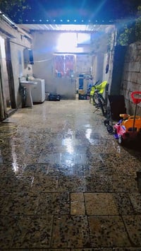 بيت تجاوز للبيع مساحه ٢٠٠ متر يحتوي عل غرف ثنين كبار ومطبخ وصاله كبيره...