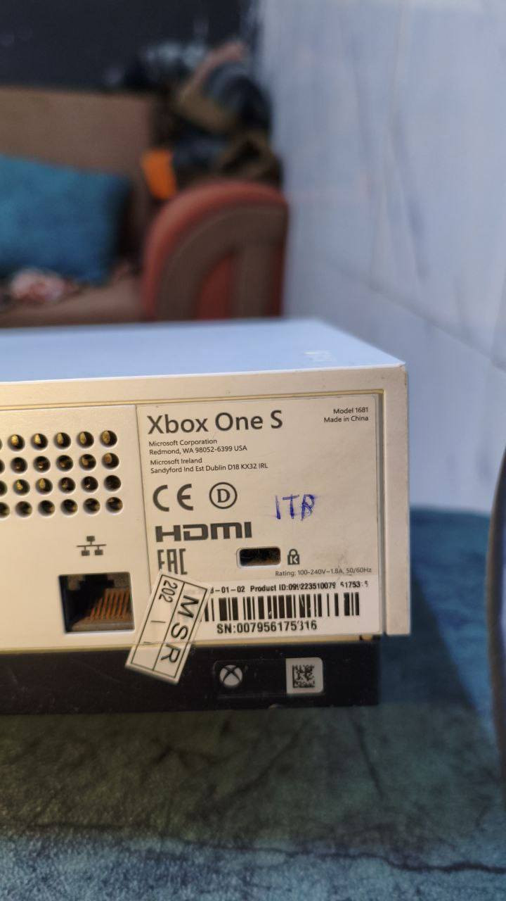 اكس بوكس وان اس ذاكره 1 تيرا 
مع حساب بي ردد ردمشن التمت نسخه محسنه 
كامل ملحقاته مع يده اصليه الجهاز نضيف وما داخل اي صيانه 
مكاني البصره حيانيه 
سعر 200 وبي مجال 
***********
