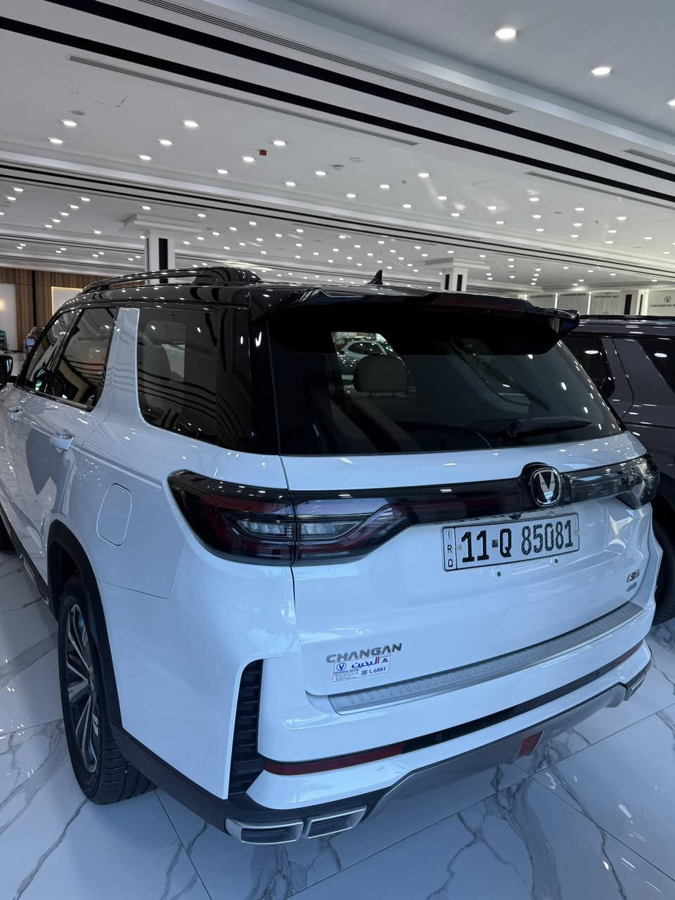 شانجان CS95 موديل 2026 هي سيارة دفع رباعي عائلية 7 مقاعد بمحرك بنزين تيربو 2.0 لتر بقوة 233 حصان، مزودة بناقل حركة أوتوماتيكي 8 سرعات، وتتميز بتكنولوجيا متقدمة تشمل شاشات رقمية، نظام أوامر صوتية، وأنظمة مساعدة سائق متكاملة، وتوفر خيارات دفع أمامي أو رباعي 
المحرك والأداء:
المحرك: 2.0 لتر، 4 أسطوانات، بنزين تيربو.
القوة: 233 حصان.
عزم الدوران: 390 نيوتن متر.
ناقل الحركة: أوتوماتيكي 8 سرعات (من شركة Aisin في بعض الفئات).
نظام الدفع:  دفع رباعي (AWD).
السرعة القصوى: 240 كم/ساعة.
التسارع (0-100 كم/س): حوالي 5ثواني 
الأبعاد والسعة:
الأبعاد: 4949 ملم (طول) x 1930 ملم (عرض) x 1790 ملم (ارتفاع).
السعة: 7 ركاب.
خزان الوقود: 74 لتر. 
التجهيزات الداخلية والتقنية:
الشاشات: شاشة لمس LCD HD 4K، لوحة عدادات رقمية بالكامل.
الترفيه: نظام أوامر صوتية، آبل كار بلاي وأندرويد أوتو.
المقاعد: جلد، تعديل كهربائي للسائق (ذاكرة 3 وضعيات) والراكب، وتبريد.
ميزات إضافية: فتحة سقف بانورامية، شاحن لاسلكي، ثلاجة صغيرة، تحكم مستقل لتكييف ثلاث مناطق. 
الأمان والسلامة 
كاميرات: 4كاميرات، رؤية 360 درجة (كاميرا 540 درجة).
مساعدات القيادة: رادار أمامي، نظام تحذير من الاصطدام الأمامي، مكابح طوارئ، مثبت سرعة تكيفي (L2).
مستشعرات: نقاط عمياء (حساسات جانبية). 
مميزات إضافية:
أنماط قيادة متنوعة (ثلجي، اقتصادي، رياضي).
عجلات ألومنيوم 20 إنش.

للأستفسار اكثر زياره موقعنا الكائن 
بغداد سريع الدوره مجاور محطه وقود شواطى دجله

***********
مستشار المبيعات :عبدالرحمن نصر
