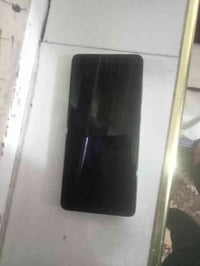 هاتف سامسونج A51ذاكره ١٢٨ رام ٦ مبدل فقط شاشه بيه كسر خفيف من جانب ما ...