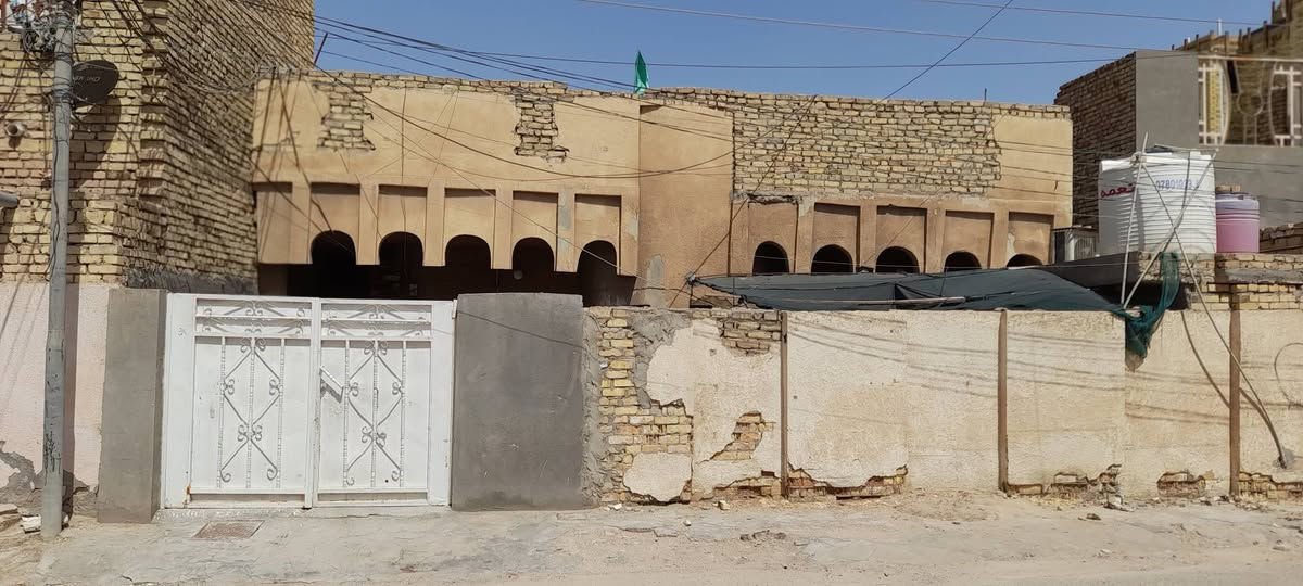 السلام عليكم .بيت للبيع مساحة 240 متر طابق واحد واجهة 12 ونزال 20 بناء قديم طابو ملك ميسان حي الحسن العسكري خلف مركز الشرطة المنطقة مربعة وكدام البيت حديقة معروض بسعر 135 مليون قابل للتفاوض للاستفسار اكثر ***********

