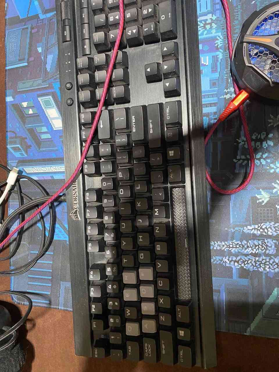 أولاً: كيس القيمنق الخارق (PC)
━━━━━━━━━━━━━━━━━━
• المعالج: Intel Core i7 14700K (الجيل 14)
• كرت الشاشة: MSI RTX 4070 Ti 12GB
• الرام: 32GB DDR5 6000MHz
• المذربورد: ASUS Prime Z690-A DDR5
• التخزين: 2TB Samsung 990 Pro M.2 (أسرع SSD)
• التبريد: مائي ثلاثي ROG Strix LC 360 White
• الباور سبلاي: DeepCool 850W Gold
• الكيس والإضافات: كيس بانورامي احترافي + كيبلات مضيئة Lian Li Strimer V2 ARGB
💰 السعر الكامل للكيس: 2,500,000 دينار.
━━━━━━━━━━━━━━━━━━
📺 ثانياً: الشاشة والملحقات والملحقات الاحترافية
━━━━━━━━━━━━━━━━━━
• 🖥️ شاشة قيمنق: ألوان خرافية، استجابة سريعة وسلاسة تامة1080 وتردد 165هرتز للعب.
👈 السعر: 150 ألف.
• 🎧 سماعة HyperX Cloud II: أصلية، نظيفة جداً، صوت محيطي وعزل قوي.
👈 السعر: 55 ألف.
• 🎥 كاميرا Logitech StreamCam: دقة 1080p@60fps، فوكس ذكي (للستريمرز).
👈 السعر: 125 ألف.
• 🖱️ ماوس Logitech G502 LIGHTSPEED: لاسلكي، أسرع استجابة مع الأوزان الإضافية.
👈 السعر: 80 ألف.
• ⌨️ كيبورد Corsair ميكانيكي: أصلي، استجابة فائقة ومتانة عالية مع إضاءة.
👈 السعر: 90 ألف.
• 💺 كرسي قيمنق Stinger (أسود): مريح جداً للجلسات الطويلة (دعم كامل للظهر والرقبة).
👈 السعر: 170 ألف.
━━━━━━━━━━━━━━━━━━
🔋 ثالثاً: عملاق الطاقة والحماية (UPS APC)
━━━━━━━━━━━━━━━━━━
• الموديل: UPS APC 3kVA (3000VA)
• المواصفات: التوب لحماية التجميعات الخارقة والسيرفرات. نظيف جداً (بورد وملف بلادي)، بطاريات أصلية ممتازة، وشاشة LCD شغالة بالكامل.
💰 السعر: 800 ألف (قابل للتفاوض البسيط).
الأجهزة كلها مشروطة بالنظافة والعمل الممتاز 100


**إذا كنت صاحب هذا الإعلان وتريد حذفه لأي سبب، رجاءا أرسل رسالة إلى الدعم الفني**