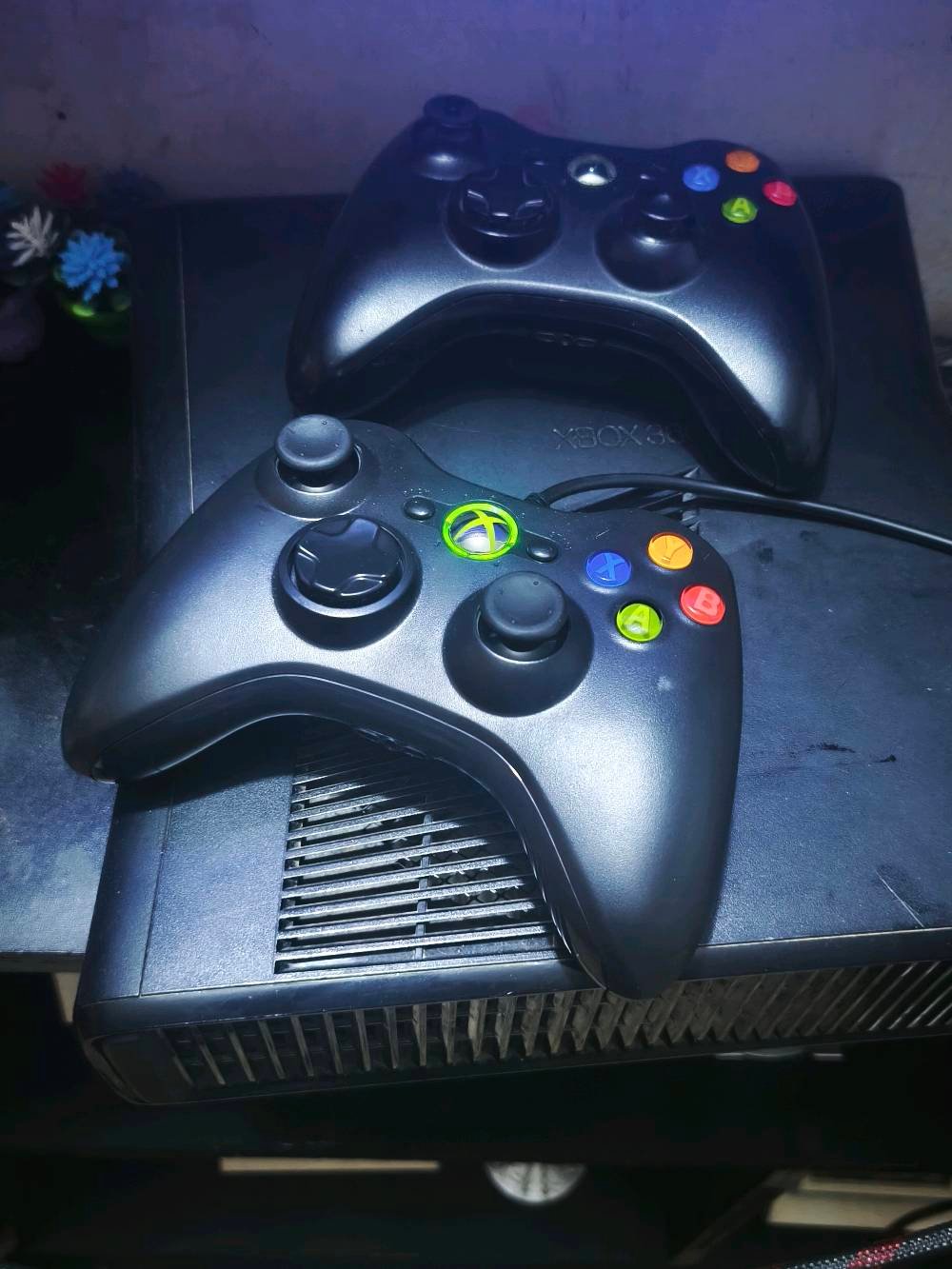 اكس بوكس 360 جهاز نضيف 
يدات 2بس تعبانات 
ملحقاته كاملة الجهاز ما بي عيب بي 158
بيهن العاب حلوة 
سعرة 120الف بي مجال