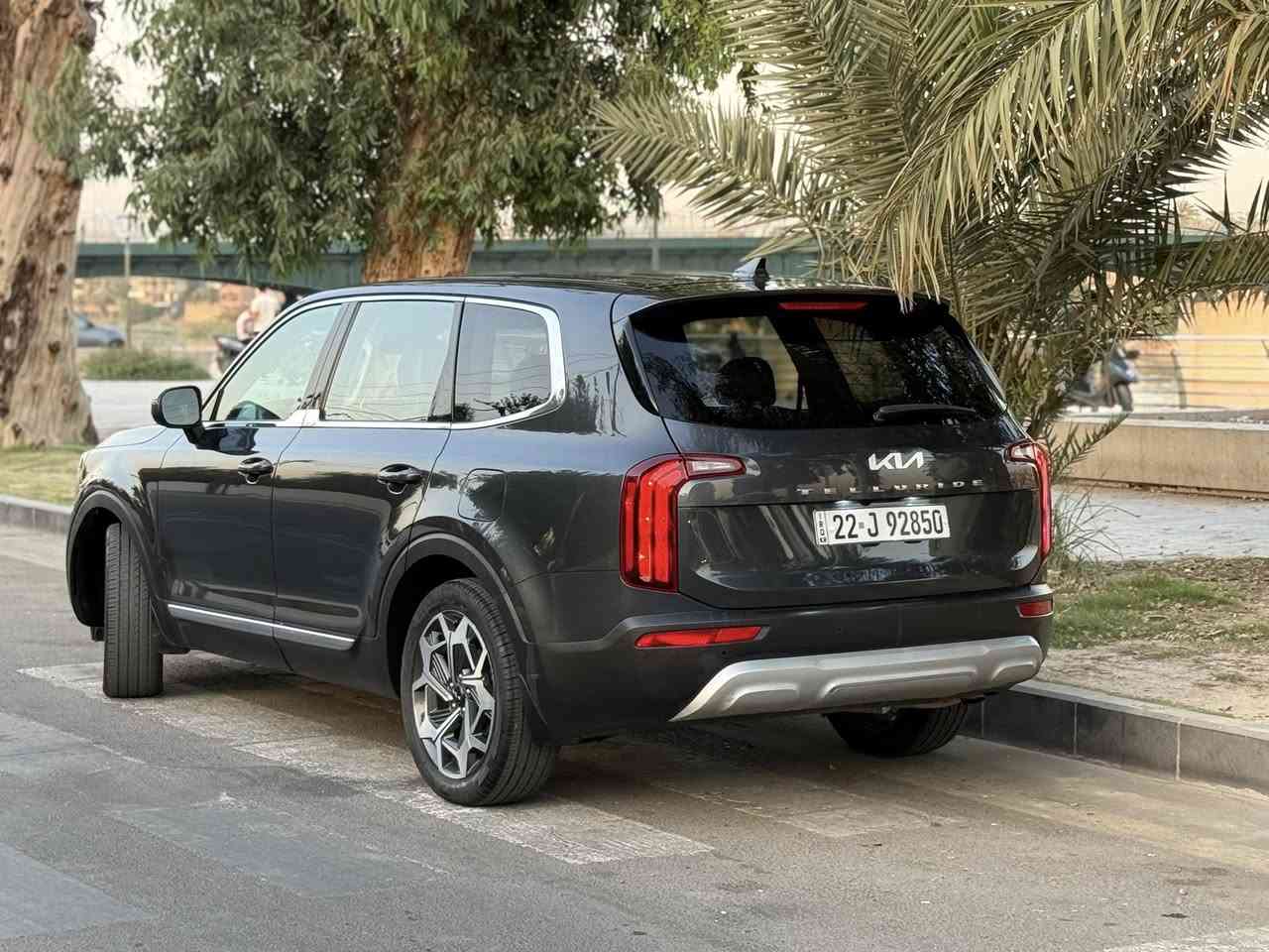 السلام عليكم
كيا تيلورايد 2022 
الحادث  قطعتين صبغ فقط : الباب الخلفي جهة الصدر مصبوغ + الجاملغ الخلفي بارد بدون صبغ / بالعراق انطخ عندي جاملغ الصدر وصبغته  يعني السيارة بيها قطعتين صبغ فقط / البجم كبس والخلف هم كبس بلاد 
حالة الايرباك سليم 100‎%‎ مكفول
السيارة ماشيه ( 68،000 mi) اجت من امريكا ماشيه 57 الف مايل يعني ما ماشيه بالعراق هواي
المواصفات : 
بصمة تشغيل وابواب / مقاعد جلد / مقعد السائق كهرباء
رادارات 360 درجة / حساسات خلفية / اوتو هولد / مود درايف/ هاند بريك بصمة / بجم ليد / 7 راكب
حجم المحرك 6 سلندر 3800 
بالنسبة للشاصي واللغد والدواخل والمحرك والكير مكفولات كفالة عامة وعلى السونار 
مكان السيارة بغداد 
***********
