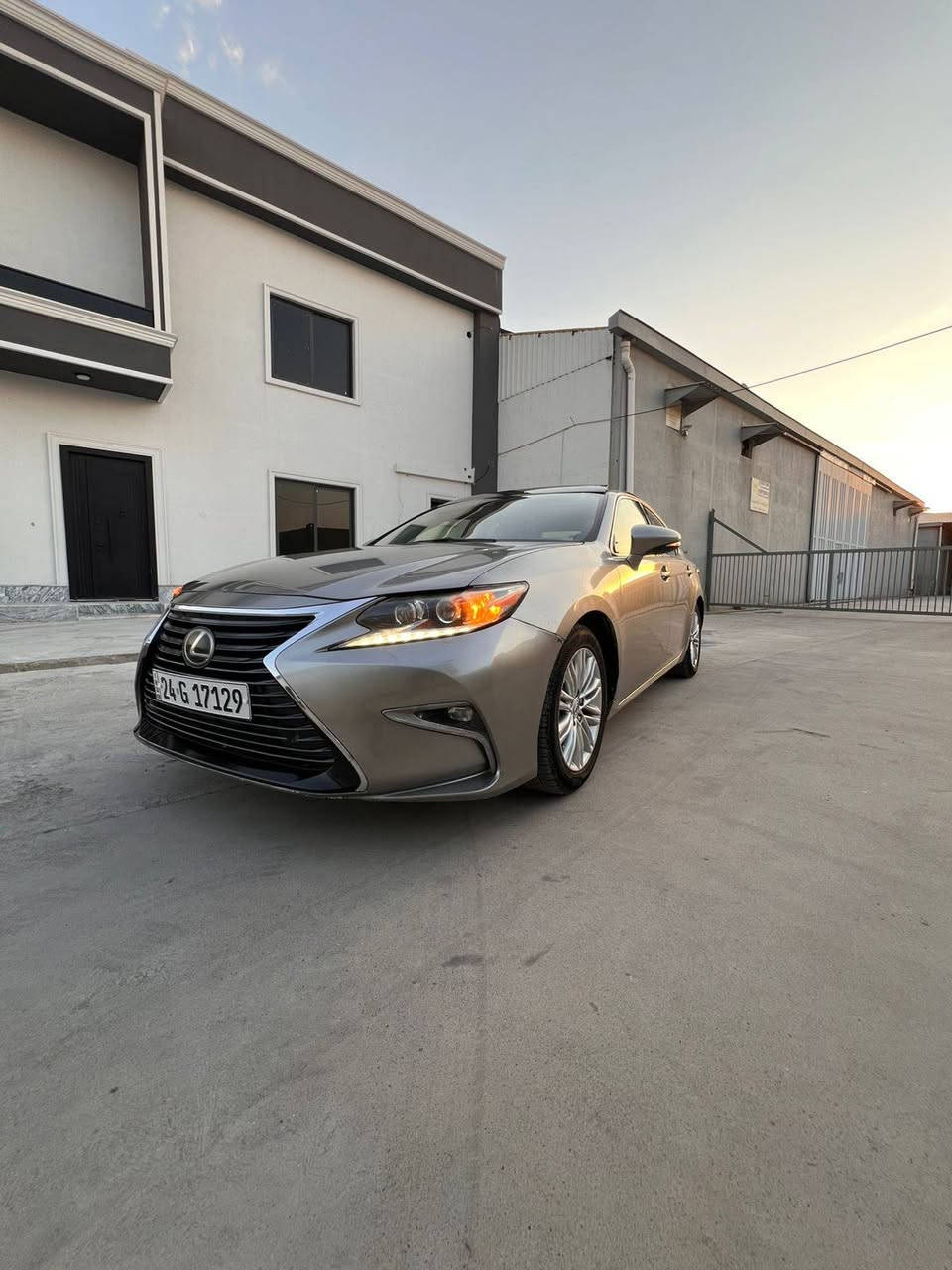 لكزز 2017 es350
فول فول مواصفات
سياره كلين هنا صار بيها طخه خفيفه سطحيه
 صفحه سائق صبغ بوند أثر شخوط 
 بدون داخل بدون ايرباك
كير محرك شرط
أرقام سنويه جديده ٢٠٢٩
السعر 157 مجال
*********** دهوك, العراق
