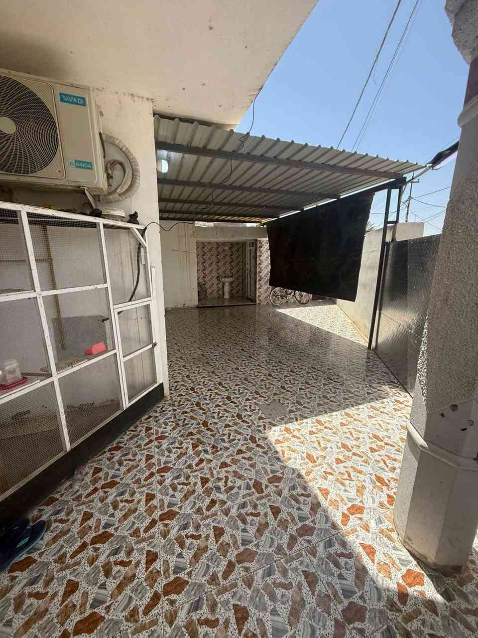 بيت للبيع الحبانيه كوليكم حي العمال شاره العام قرب جامع طارق بن زياد البيت مساحته تقريبا 300الطرمه كبيره استقبال ضيوف 6في4 صلاه 5في5 قرفه جوه سويت 5في4 مطبخ 4في4 الطابق الثاني صاله فوك المساحه نفس الوجوه قرف سويت عدد 2 المساحه 5في4  للاستفسار اتصل ***********
