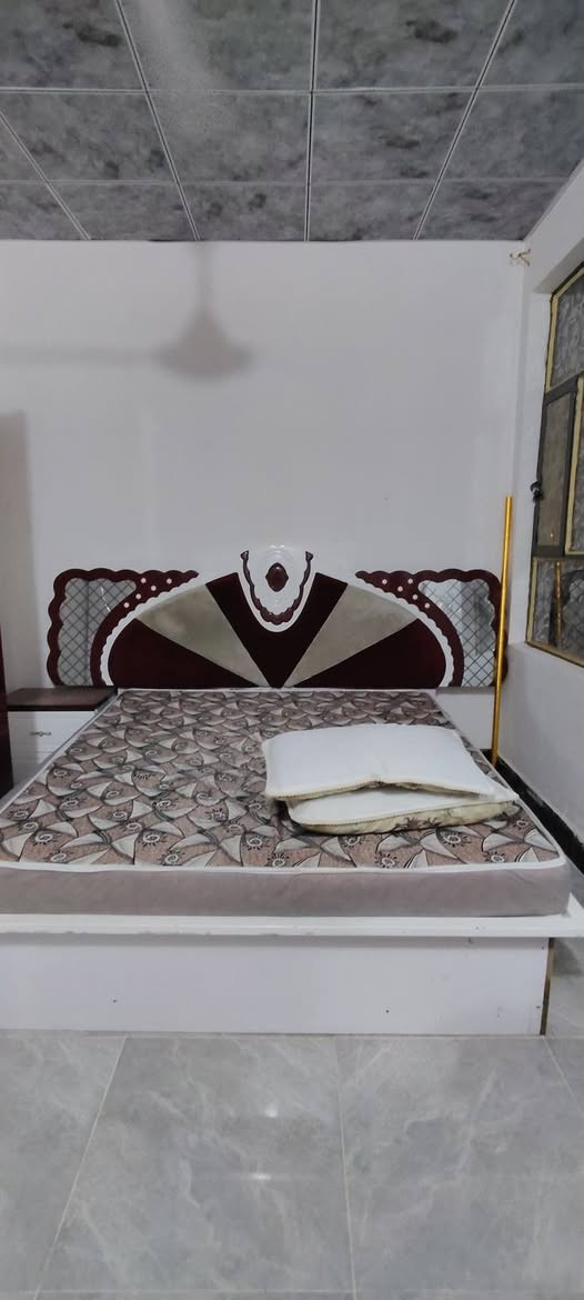 مرحبا ....
عندي غراض للبيع 
غرفة نوم . ثلاجة . غسالة . كاونتر . شاشة . مراوح  كلهن شغالات 
تعال قيم واخذ وبخدمتكم  ***********
