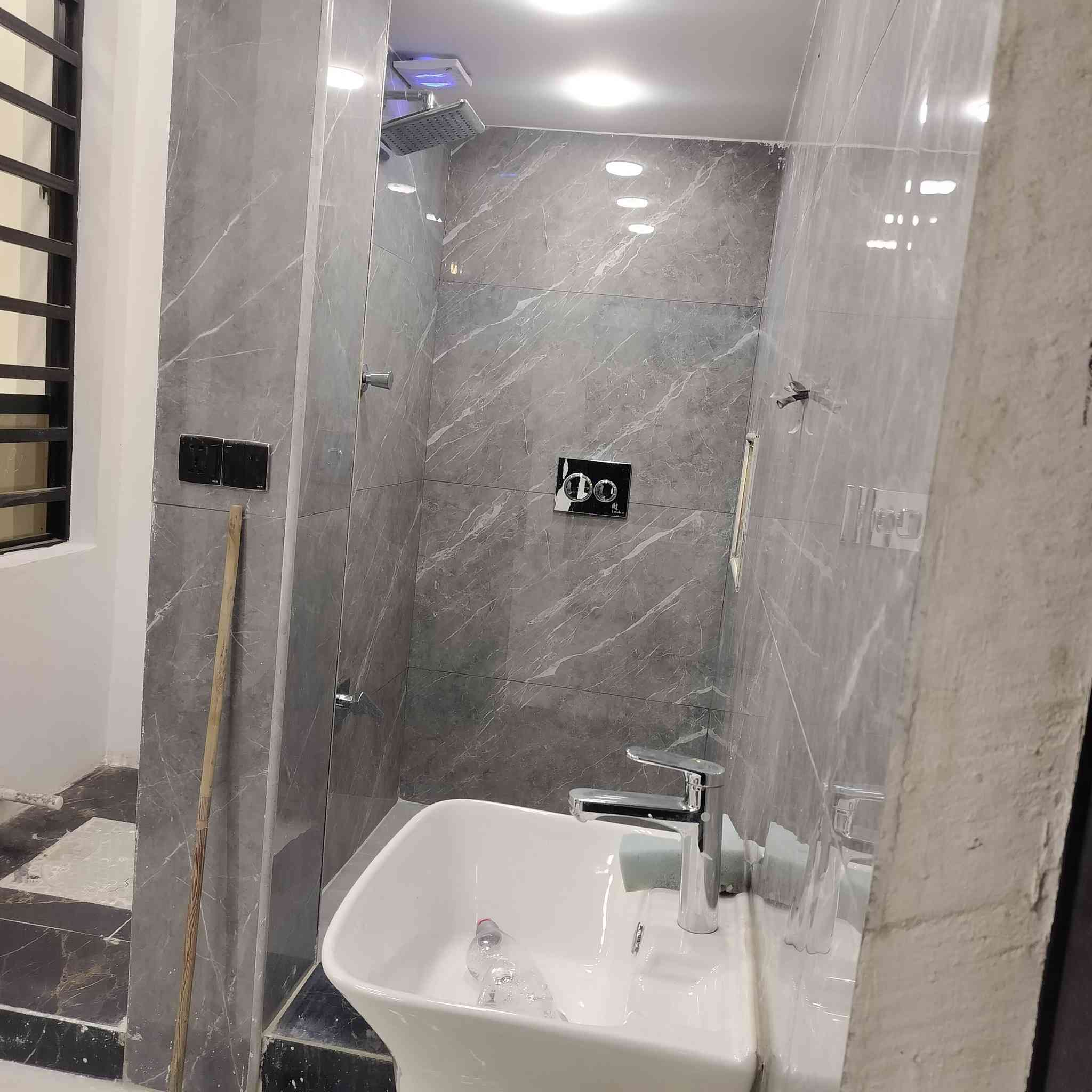 سلام عليكم 
عقار للايجار 
مساحه 100 متر طولاني بناء جديد غير مسكون 
يحتوي علئ منضومه تبريد مركزي (دكتات) 
وتئسيس البيت بمنضومه بواري من شركه foreman 
وئساله 
يتم التئجير بعقد 
التواصل مع الرقم التالي ***********
