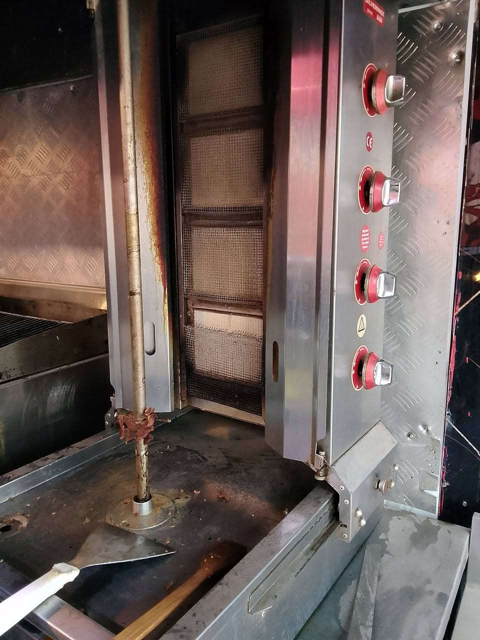 سلام عليكم غراض مطعم للبيع غراض كامله وشغاله ونظيفة عنوان بغداد 
***********
