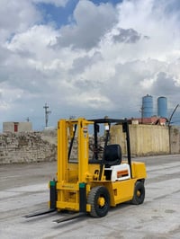 للبيع رافعه شوكيه كوماتسو موديل 1990 ثلاث طن حركتين جب حاويه كير_محرك_...