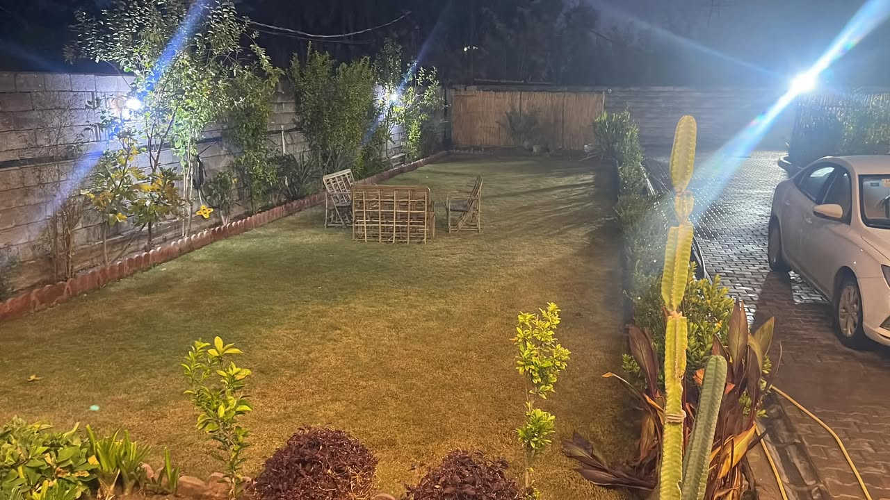 السلام عليكم 
نص دونم في السلاميات نزلت الزغيلات قريب ع ثانويه الحظر قرار ١١٧ المساحه الكليه ١٢٠٠يحتوي ع بيت مساحه ٢٠٠خدمات جاهز للسكن اي استفسار الأتصال ع الرقم *********** او اتصل وتساب
