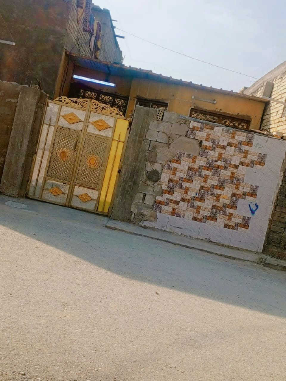 بيت للبيع حي النصر حي دجله خلف المعارض شارع معارض الحره سعره كلش مناسب 100متر سعره 25 زراعي ***********
