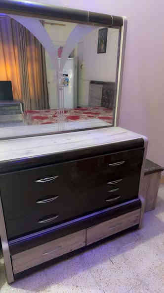 سلام عليكم غرفة اخشاب للبيع تركيه درجه اولي حلوه ونضيفه كلش مابيها اي نقص مسيب نزلة اولاد مسلم *********** السعر مليون بيها شويه مجال اكو نوعيات بالتركي هاي اخواتها ٢٦وقه تنباع اللي يحب يجي يشوفها ويدلل ملاحضه التخت مبدل مسويه نجاره دولاب مخزن يعني ارتب واقوى
