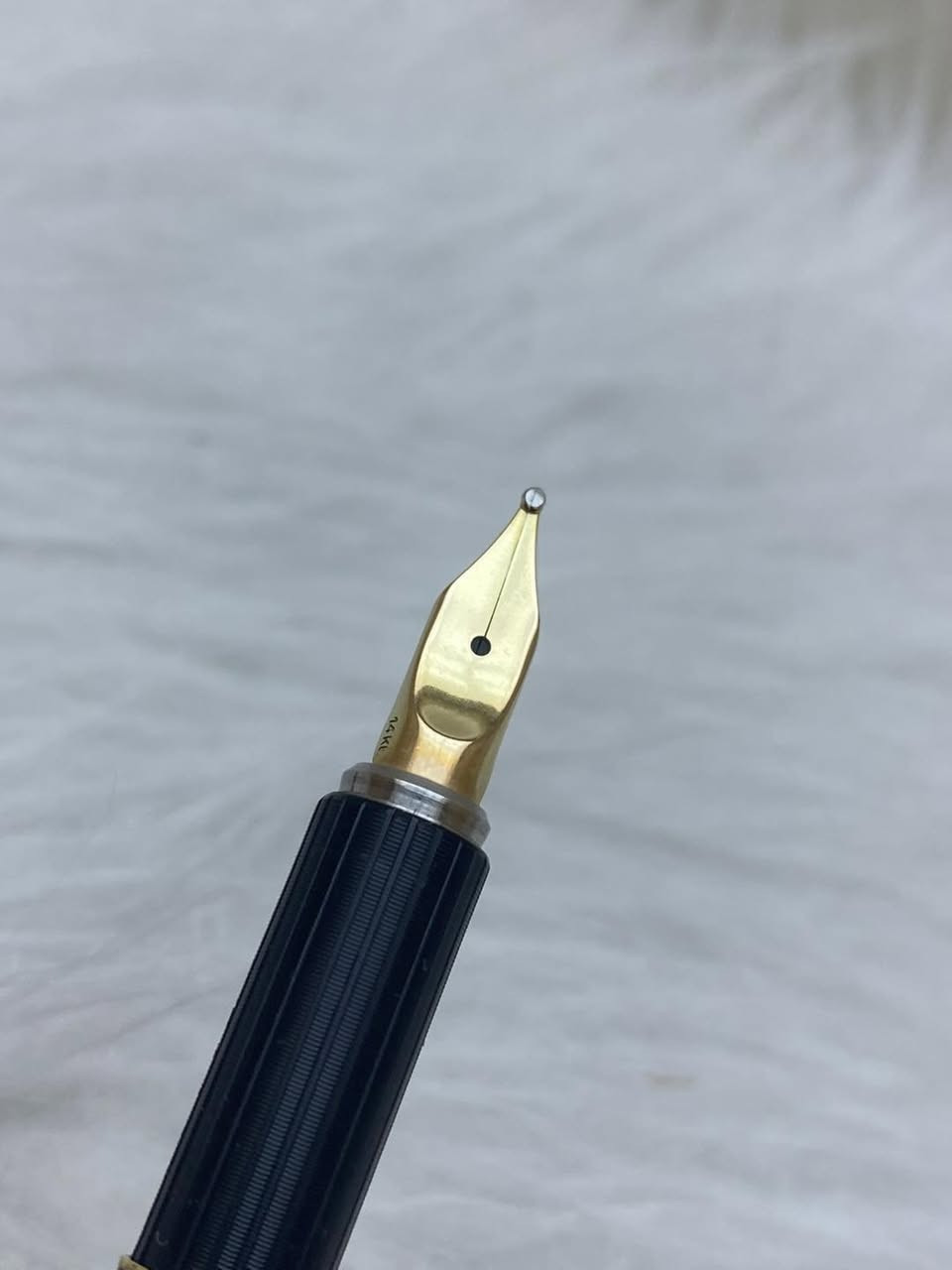 AURORA
قلم أورورا 
   حبر 
ايطالي المنشأ اصلي 
حجر 
ريشة(سلاية) ذهب خالص عيار 14k 
حجم الخط M 
استيراد الاجهزة الدقيقة 
انتاج سنة الثمانينات 
جديد  غير مستخدم 
للاستفسار المراسله على الخاص او الاتصال بالرقم  *********** 
يوجد خدمة توصيل داخل بغداد و محافظات
