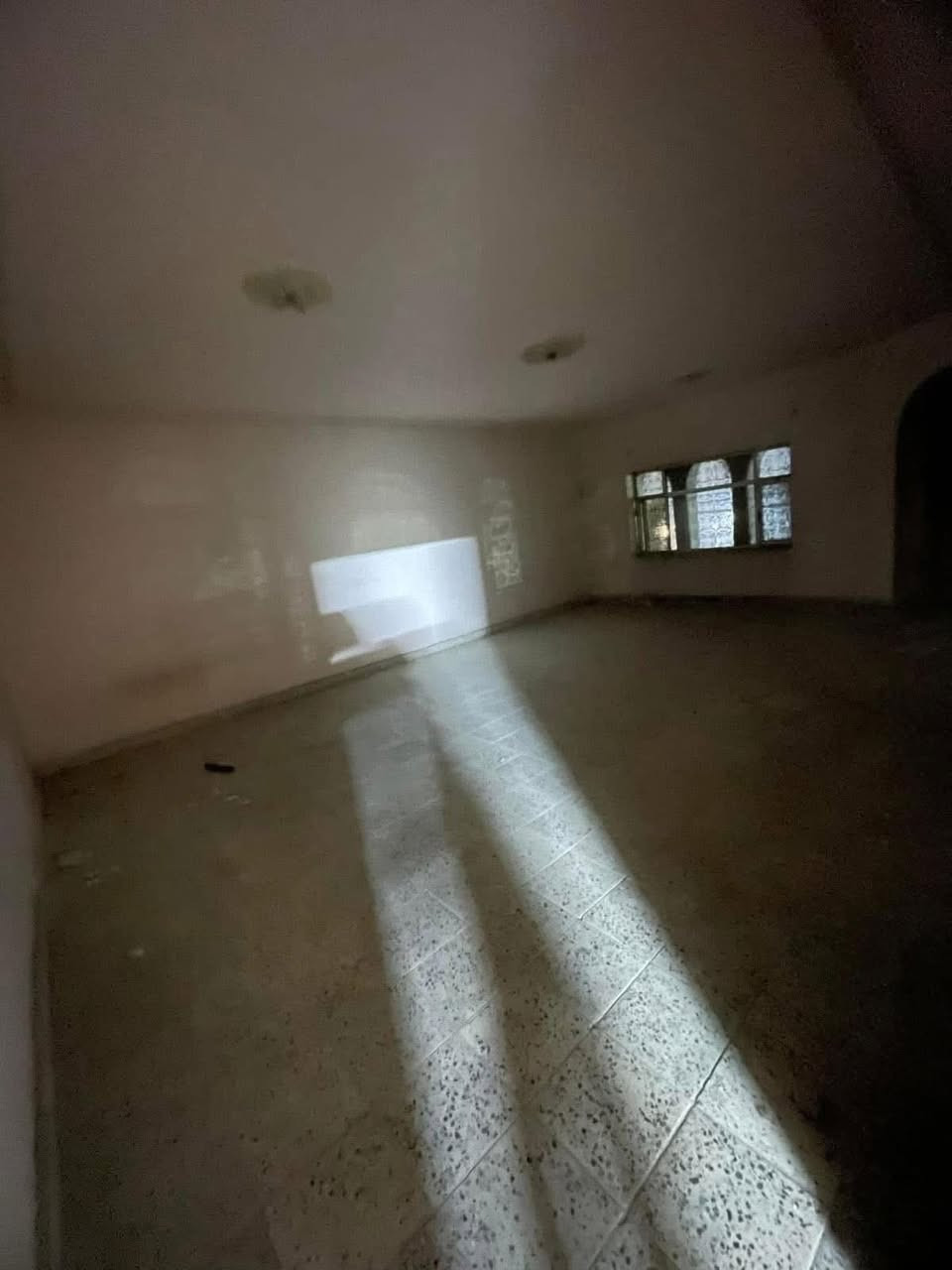 بيت للايجار 300م (نظيف جدا) (#تجاري_سكني)
تفاصيل العقار:- مدخلين
الطابق الارضي كراج حديقة صالة استقبال كبير وخدمات صحية وغرفتين نوم وهول حولي ومطبخ كبير

الطابق الثاني ثلاث غرف نوم (وحدة سويت) وخدمات صحية وهول حولي

الموقع:- على شارع المركز نفسسسسة (موقع تجاري) قرب الدخول موقع مميز 

السعر : مليونين و750 الف  اذا كانت مقدمه 3 اشهر) 
ومليونين و500 الف (اذا كانت مقدمه 6 اشهر او سنه ) 
للاستفسار :***********

العقار حصرا لدى الكوخ للتطوير والاستثمار العقاري
