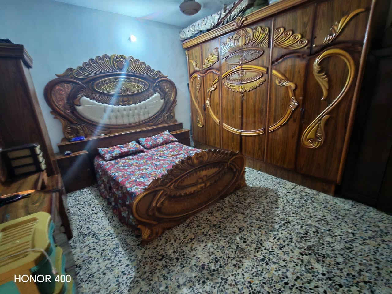 السلام عليكم للبيع بيت في جسر ديالى القديم شارع التويثه المساحه 120متر الواجه 9نزال13طابق واحد يتكون من استقبال +مطبخ +غرفه +خدمات المنطقه مخدومه بل كامل السعر 45لتواصل ***********
