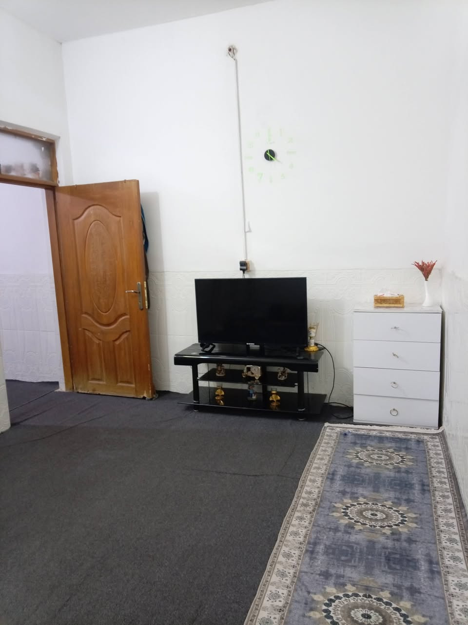 بيت للبيع في حي الوفاء مساحته ٥٠متر مقابل الجزيره شارع عشرين موقع ممتاز طابق ونص يحتوي على غرفتين ومطبخ وصاله وصحيات والكاونتر والطباخ و المجمده وبراد وتانكي مي ومعرض تلفزيون كلهن مع سعر البيت سعره ٩٥ وبي مجال للاستفسار ***********
