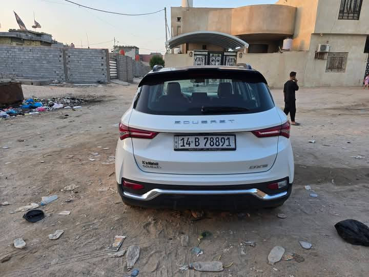 السلام عليكم
عزيزي اقرة المنشور زين يلا تخابر يا حبيبي انت 
ملاحظة السيارة (صيني) وتم تنزيل السعر !!ب 110 ويهه مجال بسيط حك الجيه
 ساوايست dx5 موديل 2023 السيارة دخول كويت وارد خليجي  رقم بصرة الجديد السنوية تنتهي ب29 فول مواصفات  مكينة وكير ميتسوبيشي ياباني حجم المحرك 1500 تيربو السيارة نظيفة كلش ماشية 30 الف 
السعر 110 مكاني البصرة القبله  للأستفسار على الخاص او الاتصال *********** وهاي مواصفاتهة
سيارة ساوايست DX5 موديل 2023  بمحرك 1.5 لتر تيربو بقوة 156 حصان وناقل حركة أوتوماتيكي CVT، مع دفع أمامي للعجلات، وتوفر ميزات أمان مثل ABS وESP ووسائد هوائية أمامية، إلى جانب تجهيزات خارجية مثل الفتحة البانورامية والمرايا الكهربائية، وداخلية تشمل شاشة وسائط وكاميرا خلفية وتكييف أوتوماتيك وتشغيل بصمة. 
المحرك وناقل الحركة 
المحرك: 1.5 لتر تيربو رباعي الأسطوانات بقوة 156 حصان.
ناقل الحركة: أوتوماتيكي من نوع CVT.
الدفع: دفع أمامي (FWD).
الأمان والسلامة 
نظام فرامل مانع للانزلاق (ABS).
نظام الثبات الإلكتروني (ESP).
نظام المساعدة على الفرملة (BA).
وسائد هوائية أمامية.
نظام التحكم بالانزلاق (TRC).
نظام المساعدة على نزول المنحدرات (HDC).
سنتر لوك.
, فتحة سقف بانورامية, مرايا جانبية كهربائية مع إشارات, مصابيح ضباب خلفية,   
تشغيل بصمة للدخول وتشغيل المحرك.
شاشة وسائط متعددة.
كاميرا خلفية.
مدخل USB ومنافذ طاقة.
مثبت سرعة.
تحكم كهربائي للزجاج.
مكيف هواء أوتوماتيك.
تحكم صوتي.
مفتاح ذكي.
