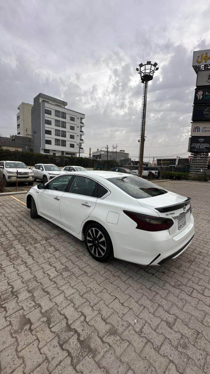 نیسان ئالتیما ٢٠١٨ 
مواصفات SL
سەیارەیەکە زۆر پاک و خاوێن ماوەتەوە و هەمووشتێکی بەشەرتە 
٣ پارچەی پێشی بۆیاخە ژوورەوەی ناگرتووە 
گێڕ و مەکینەو بەناو کردنی بەشەرتە 
نرخی ١١٥ وەرەقەو مەعامةلة 
*********** أربيل, العراق
