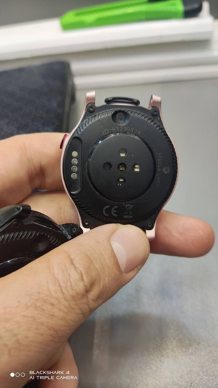 ساعات نوفا وليفا GPS
نضافة 95 بلميه بدون سيورة فقط كيبل الشحن اصلي يدعمن سيم كارت صناعة دنماركية للاستفسار ***********
