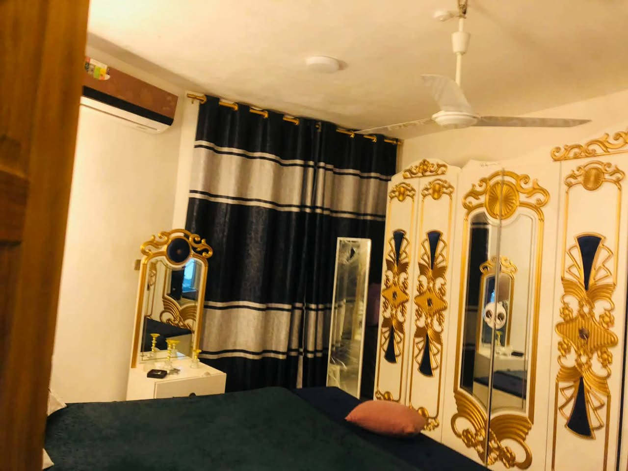 السلام عليكم للبيع بيت بزوير قرب مشروع المي الثاني فرع مخبز علوش
المساحه 120م
طابو زراعي سند 25 
طابقين
الطابق الاول يحتوي على 
غرفه نوم مجمع صحيات خارجي وداخلي مطبخ وهول وصاله.
الطابق الثاني..
3غرف نوم وصحيات.
عرض شارعه 8متر
بناء حديث مطبخ تصميم المني بار
البيت بناء حديث درجه اولى جدا نظيف....
السعر الاتصال على الرقم......
وجدا مستعجلين ع البيع بسبب ظرف طارى ومستعجل‌‌
للاستفسار اكثر المراسله على الخاص وشكراً 🤍....
او الاتصال على الرقم ***********.......
