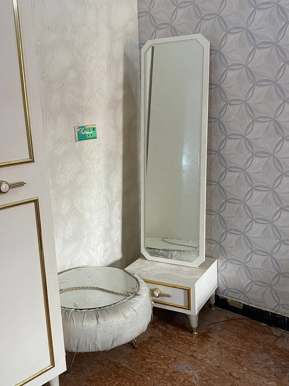 غرفة أخشاب انـ دي اف تركي نضيفة ومرتبة السعر 750 الف وبيها مجال بغداد الغزالية رقم الهاتف ***********
