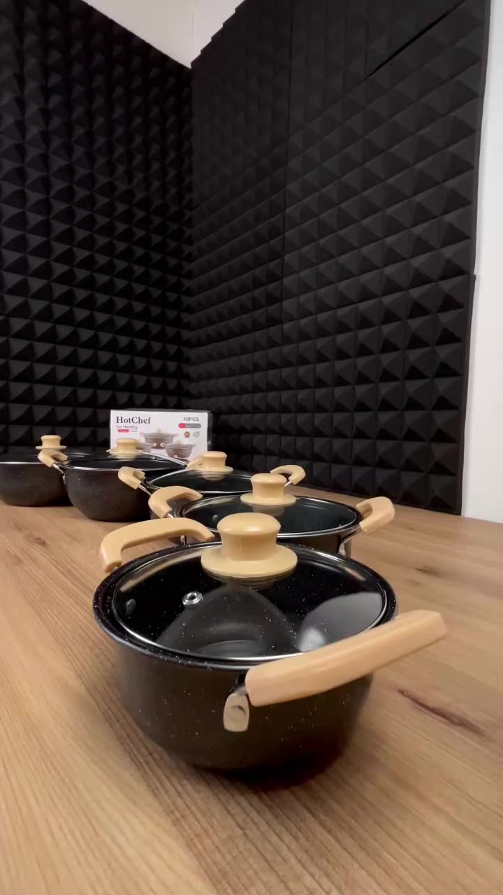 سيت قدور ماربل 5 قطع HotChef بأغطية زجاج حراري
السعر/45/ألف والتوصيل مجاني كافه أنحاء العراق 
الاستخدامات:

طهي الرز، المرق، الشوربات، واليخنات بمختلف أنواعها.

تحضير المعكرونة، السلق، وطهي الخضار واللحوم.

مناسب للاستخدام اليومي في المطبخ المنزلي.

مثالي للعائلات الصغيرة والمتوسطة.

يمكن استخدامه على مواقد الغاز التقليدية.

المميزات:

سيت مكون من 5 قدور بأحجام مختلفة:

18 + 20 + 22 + 24 + 26 سم.

طلاء داخلي وخارجي ماربل غير لاصق عالي الجودة.

خالي من مادة PFOA الضارة.

توزيع متساوي للحرارة لنتائج طهي أفضل.

أغطية زجاج حراري مقاومة للحرارة مع فتحة بخار.

مقابض جانبية عازلة للحرارة بتصميم مريح وآمن.

سطح مقاوم للالتصاق وسهل التنظيف.

مناسب للغسل اليدوي وغسالة الصحون.

لون أسود مرقط بتصميم أنيق وعصري.

محتويات الصندوق:

5 قدور بأحجام مختلفة (18 – 20 – 22 – 24 – 26 سم).

5 أغطية زجاج حراري.


**إذا كنت صاحب هذا الإعلان وتريد حذفه لأي سبب، رجاءا أرسل رسالة إلى الدعم الفني**