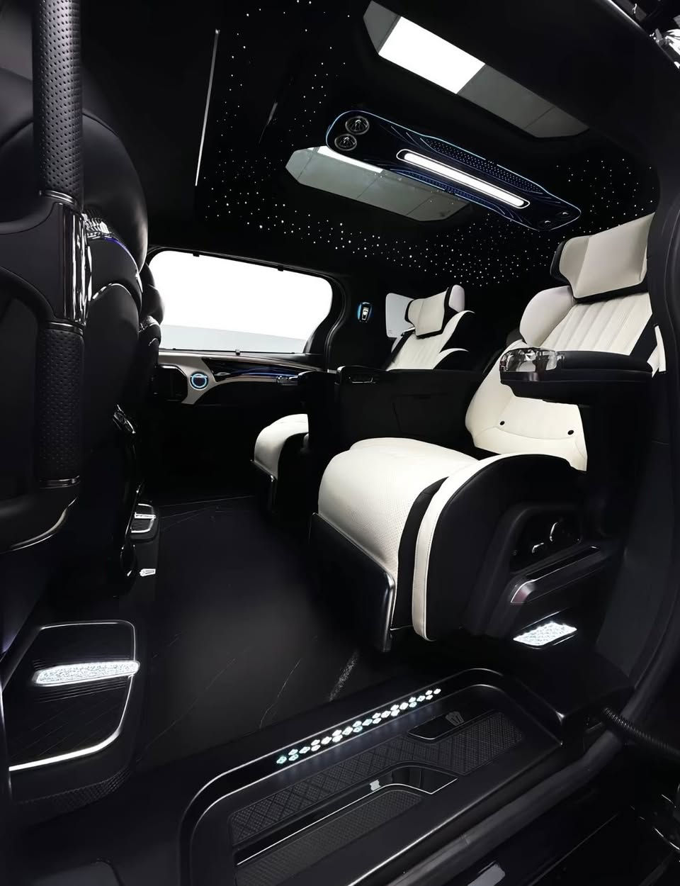 2026 Toyota Sienna High-Roof Ultra-Luxury Configuration with Dual Sunroofs.
Export of high-end custom interior kits.


**إذا كنت صاحب هذا الإعلان وتريد حذفه لأي سبب، رجاءا أرسل رسالة إلى الدعم الفني**