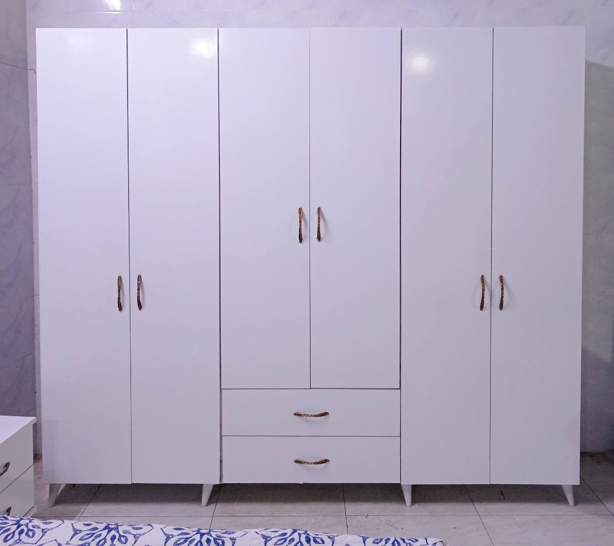 نوستن 5 پارچە
کانتۆری 6 تاک
قیاسی 2م 40  پانە
50قوڵە 
2م 15 سانتیم بەرزە
سیسەمی 2نەفەری
دۆشەک
دووکۆمەدی
ئاوێنەی باڵا
نرخی 260 هه زار
***********
سلێمانی السليمانية, العراق
