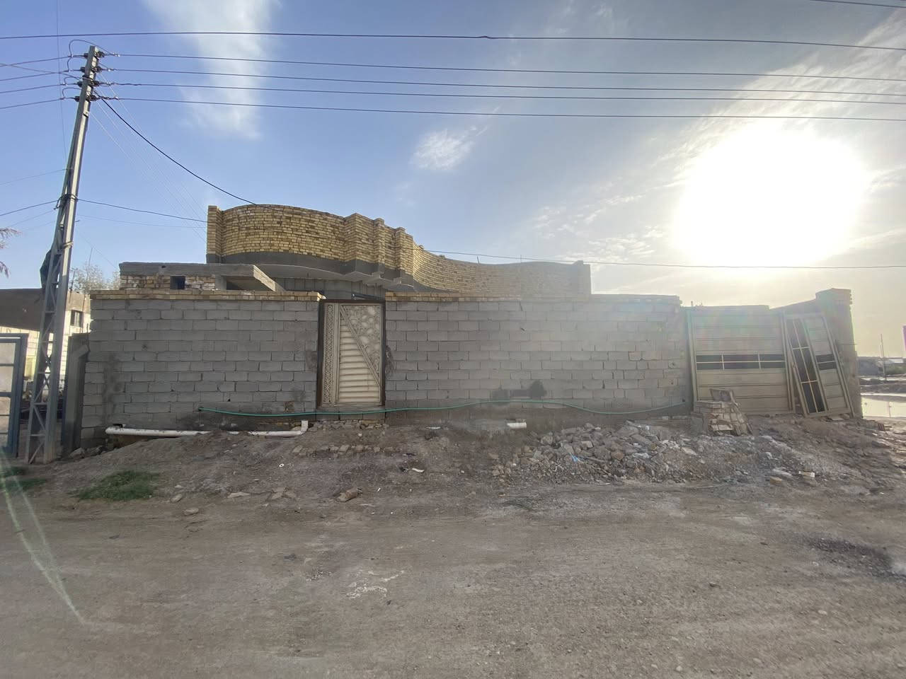 سلام عليكم بيت للبيع مساحه ٤٠٠طابو سند ٢٥ع طريق دوايه قرب حسينيه سيد جاسم ***********
