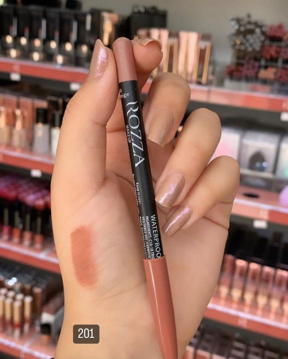 قلم تحديد الشفاه ROZZA Perfect Waterproof Lipliner 

تم تصميم القلم بتركيبة مقاومة للماء تمامًا، مما يضمن بقاء اللون لفترة طويلة دون تلطخ أو تلاشي أو تشقق. هذه الخاصية تجعله مثاليًا للاستخدام اليومي وفي الظروف الجوية المختلفة. 
يوفر القلم لونًا شديد التصبغ (highly pigmented) في تطبيق واحد، مما يمنح الشفاه تحديدًا واضحًا وجذابًا. 
يتميز القلم بقوام ناعم وسلس يسهل انسيابه على الشفاه لتحديدها بدقة. 
يمكن ارتداء محدد الشفاه هذا بمفرده لمظهر طبيعي أو استخدامه كأساس لأي لون شفاه آخر لزيادة ثباته ومنع أحمر الشفاه من النزف إلى الخطوط الدقيقة. 
يتوفر القلم بظلال تتراوح من الألوان الحيادية إلى الساطعة، لتناسب مختلف الإطلالات والأذواق. تشمل بعض الأرقام والأسماء الموضحة في الصورة:
201 Sand Beige
202 Honey Beige
203 Rosy Sand
204 Undressed
205 Vanilla Souffle
206 Coconut
207 Terracotta
208 Pink Brown
209 Caramel
210 Muted Pink
211 Rusty Pink
212 Misty Rose
213 Deep Rose
214 Vixen

سعر 3،000
عنوان بغداد اركية وفاضل شارع المسبح العام
توصيل داخل المنطقة مجاناً بغداد والمحافظات 5
للحجز والاستفسار مراسلة الصفحة او الرقم ***********
