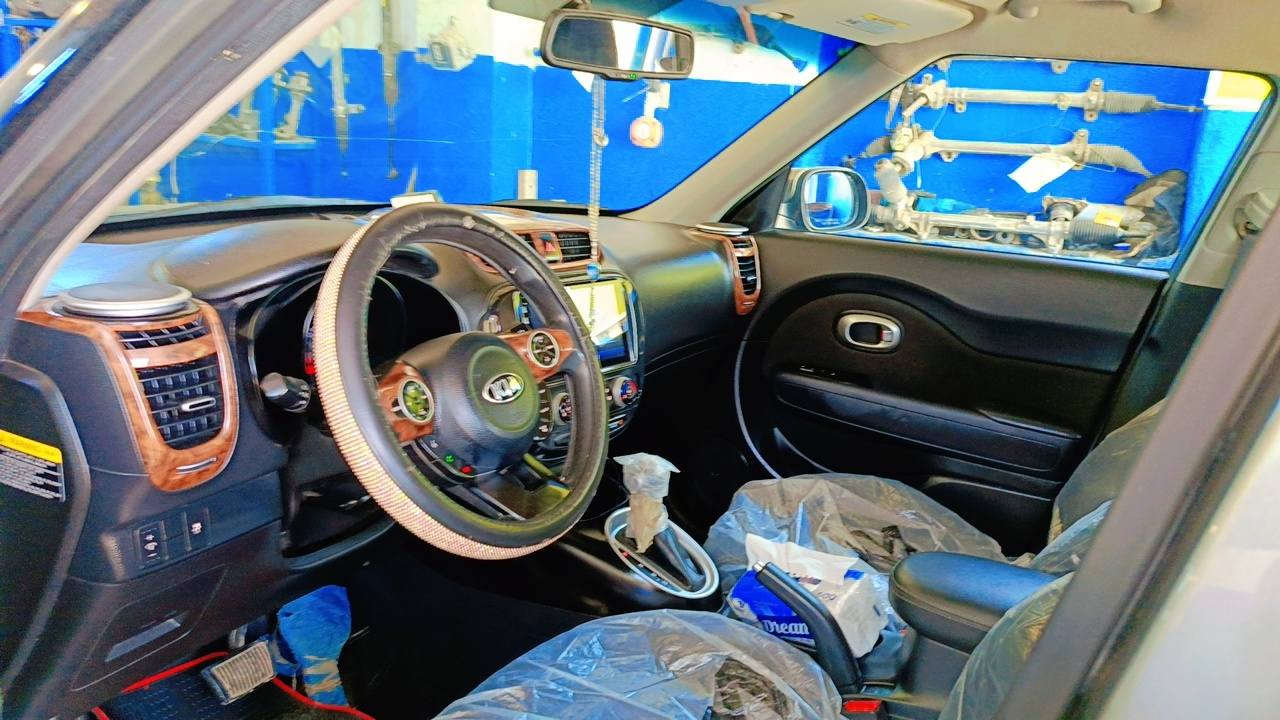 سلام عليكم صول لون فيلي للبيع 
موديل 16 مكينة 1600 رقم بغداد الجديد  بأسمي

سيارة مال بيت نضيفة كير مكينة كفالة تخم تاير جديد 

باتري جديد حدادية امامي خلفي جديد سيارة بيها صبغ 
 
بالباب خلفي عكس السايق  بالداير اثر دحجة.

سيارة جاهزة من كلشي ربع ماذب عليها 

رقم الهاتف *********** مكاني ديوانية ،
