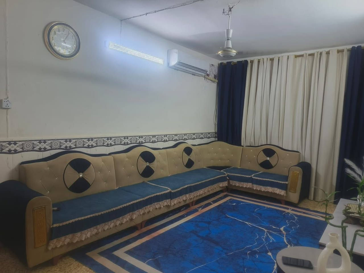 السلام عليكم مرخصة مدير الكرب المحترم عندي شقة للبيع طابق الأرضي البكان الزعفرانية الشقاق اسعيده وا سعر ٦٥ او هذا رقمي ***********

