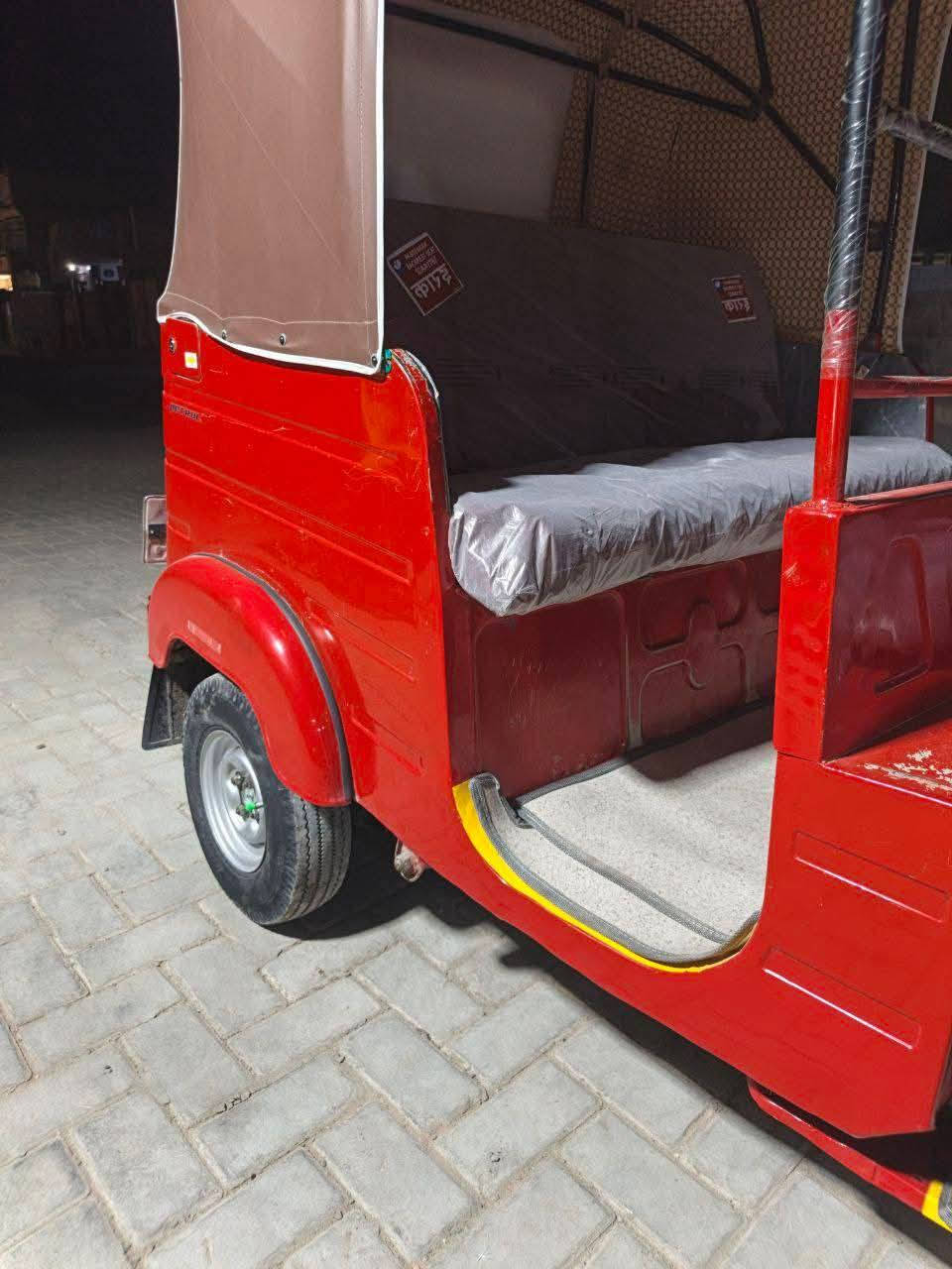 السلام عليكم تكتك للبيع موديل 20 شهر 12 رقم وسنويه بسمي   كفاله محرك وكشر  العنوان بغداد  مستعجل على بيعتها 4800 بيها مجال مال جية ***********
