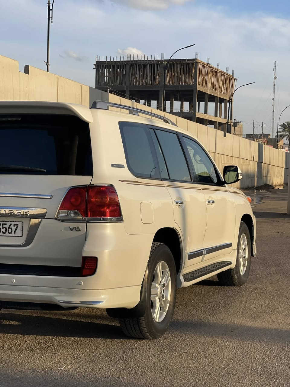 السلام عليكم للبيع لاندكروز  GXR
موديل 2015 بريم اصل 
رقم بغداد الجديد دولي بسمي 
تحويل ثاني يوم مكفولة كفاله عامه 
عدا دعامية امامية صبغ جمالية
فول مواصفات 1/1
شاشة كبيرة 
حساس امامي
حساس خلفي
بصمه تشغل
بصمه ابواب
فتحه سلايت
كشنات جلد اصلي
كشن كهرباء ثلاث حركات
محرك 6 سلندر
ثلاجة وسيطة 
تشغيل عن بعد
8 ايرباك 
زراكات لايت 
مري شفط و قلاب 
مثبت سرعه 
سبعه راكب 
ثلاث قطع تبريد 
تحكمات ستيرن كامله 
طفايه حريق 
وباقي مواصفات معروفه 
ماشيه 260 إلف حقيقي شرط الفحص والسونار
مكاني بابل شارع 40
للاستفسار 
***********
