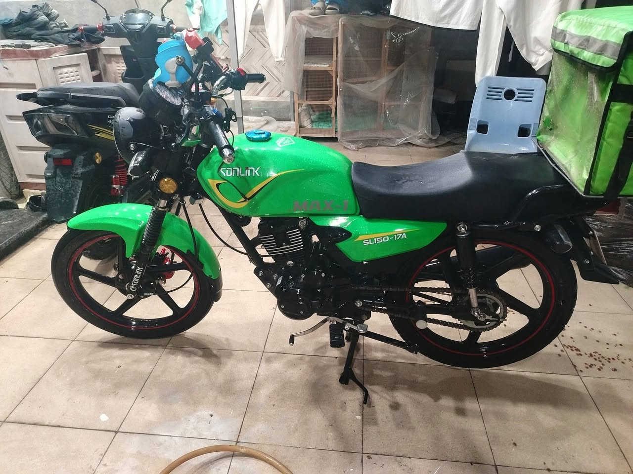 سلام عليكم عندي دراجه سونك ماكس مديل 2025 دراجه جديده مال رمبه صالنصه كاتم ماشي 28 كيلو  ما ماشيه هواي دراجه أوراق اصوليه كامله وبرغي ما مفتوح بيه دراجه ما رمبه استعمال قليل شغاله كامله سلف وهندر السعر 950 بيه مجال بسيط وخير من مكاني بغداد البنوك قرب مركز القدس رقمي ***********
