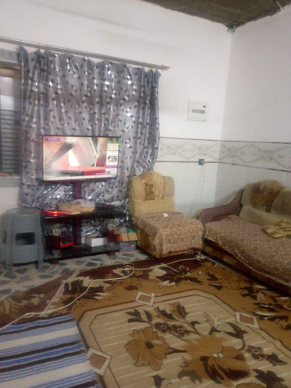 دار ل البيع العنوان فلاح الثانية ب ضهر دائرة المساحة 100 متر  5*20
بناء 23 سند طابو الزهور الطابق الأول متكون من مطبخ + صالة + غرفة نضام اسويت + حمام + اتواليت خارجي
الطابق الثاني متكون من غرفتين نضام اسويت 
ناقص سقوف ثانوي 
كوبنات + ازاي داخل مرمر 
كوبنات خارج حلان 
السعر 110  قابل ل التفاوض
التواصل ***********
