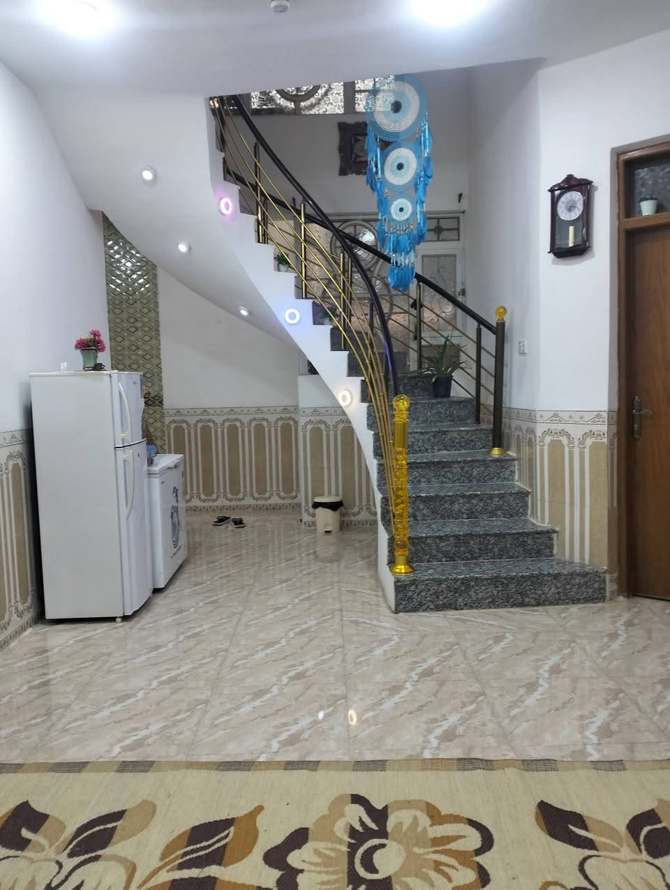 بيت للبيع  مساحه 150 متر  سند 25 بناء حديث غرفتين صاله هول مطبخ  عنوان كرادة قرب جامع فتح المبين يبعد عن جامع 50 متر  سعر 70 وبي مجال  ***********
