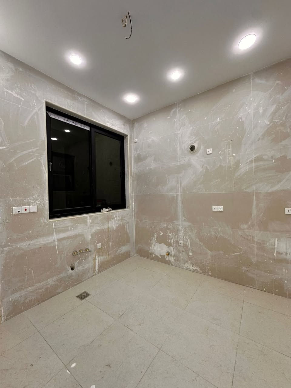 #للايجار_في_السيدية
وحدات سكنية زيرو مربع الاقتصاديين

طابق ارضي+ طابق ثالث
الطابق الارضي معزول عزل تام 
الطابق الثالث دخول مشترك
تحتوي ع غرفتين نوم وصالة ومطبخ وخدمات
السعر الطابق الارضي 800 الف قفل
السعر الطابق الثالث 700 الف قفل

للأستفسار:***********

مكتب الفهد الهندسي للأستثمار العقاري
