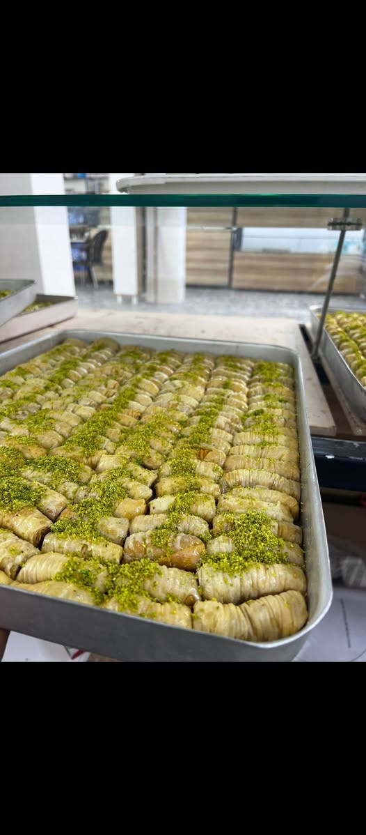 بقلاوة بورما دهن حر… طراوة مثالية وقرمشة فاخرة بطعم أصيل يذوب في الفم بدون أي دهون .
يوجد خدمة توصيل 🥰🥰 
 العنوان/ مفرق سدة الهندية 
***********
***********
