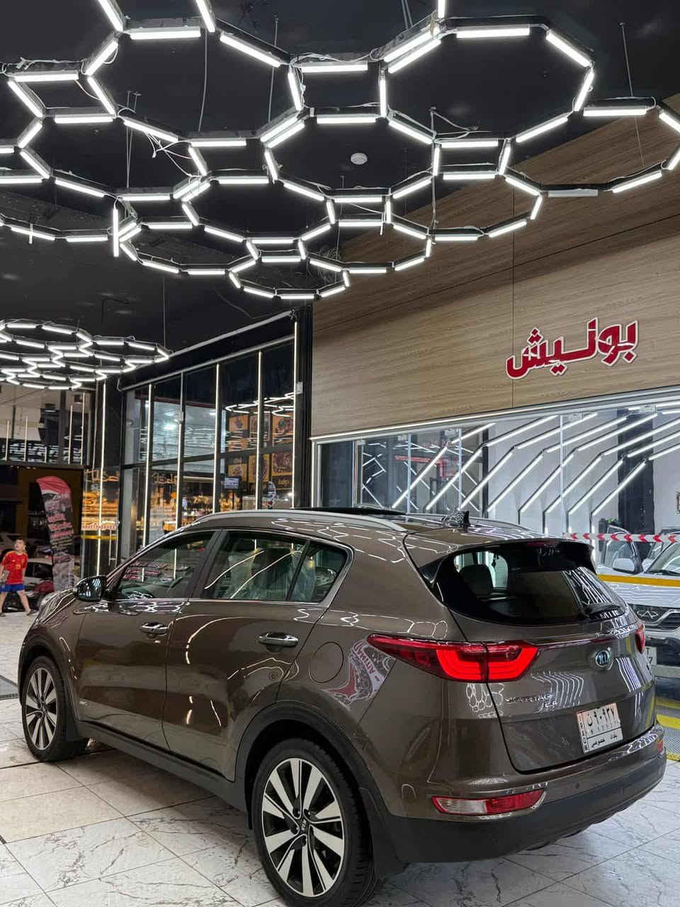 السلام عليكم للبيع او مراوس حسب القناعه
كيا سبورتج 2018 خليجي فول مواصفات كفاله عامه مكينه 2.4 gdi 
مواصفات السياره 
• حساسات اماميه + خلفيه 
• مري شفط 
• بنوراما 
• لايتات امامي + خلفي لد 
• لايت زنون عدسه + اوتو 
• تحكم ستيرن 
• شاشه اعطال 
• شاشه كار بلي 
• تبريد بيانو 
• تبريد قطعتين 
• كراسي اماميه تحكم كهرباء 
• ماسحات اوتو 
• ويل كب قياس 18 
• حاكيه اتصال 
• سايد بريك كهرباء + اوتو 
• ثلاث انظمة قيادة ( سبورت - نورمال - ايكو )
• كير AT 
• جام اوتو 
• نظام مانع تزحلق 
• نظام مانع انحدار 
السياره جديده كير ومكينه مكفولات 
السياره معروضه 185 وبيها مجال 
مكاني بغداد الجديدة 
للإستفسار ***********
