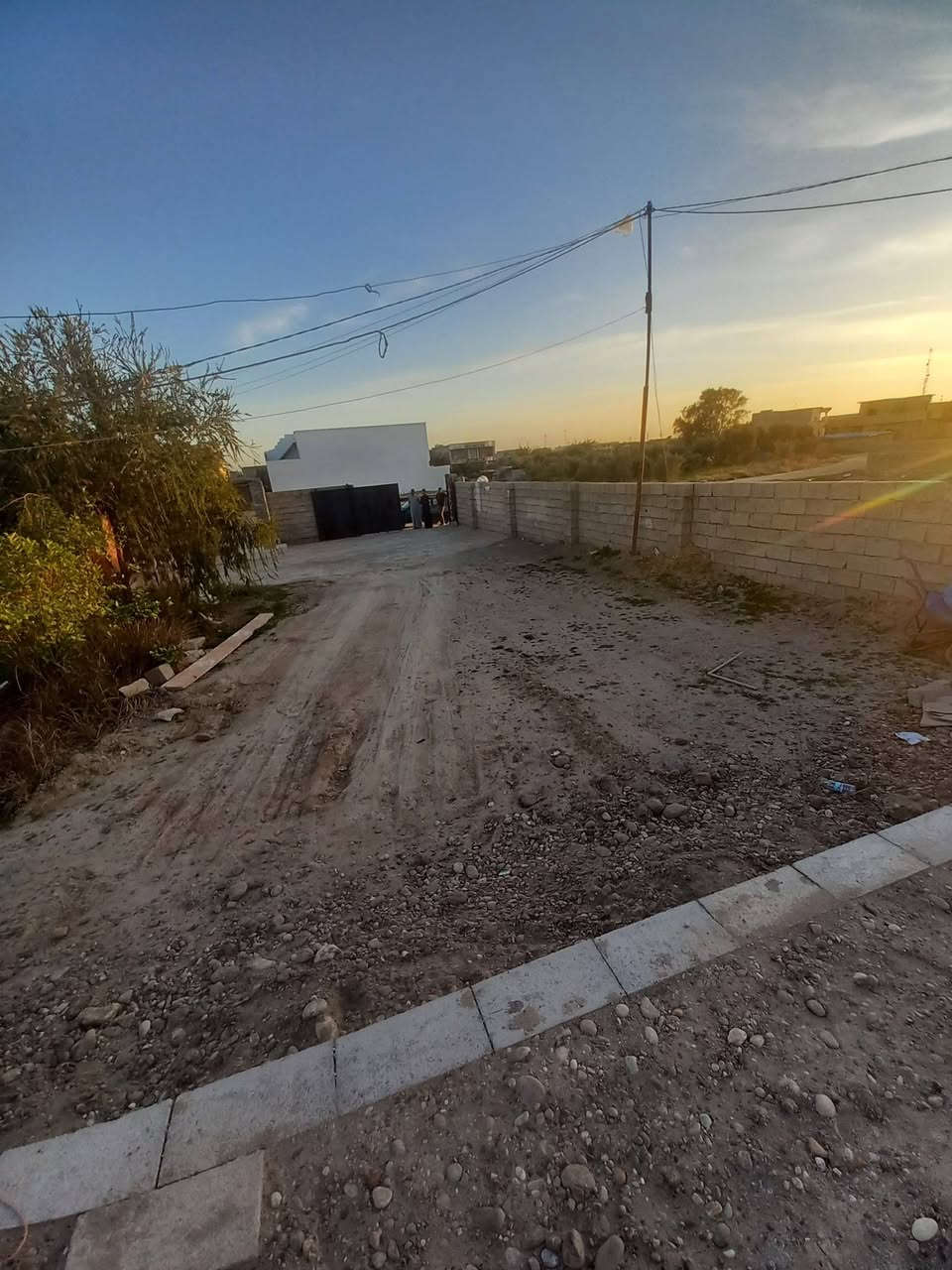 السلام عليكم قطعه ارض في حي جمعيه طابو صرف مع مجمع صحيات مساحه 300  للإستفسار ***********
