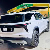 شفروليه ترافرس 2024 فئة Z71 باللون الأبيض هي سيارة SUV عائلية بقدرات ط...