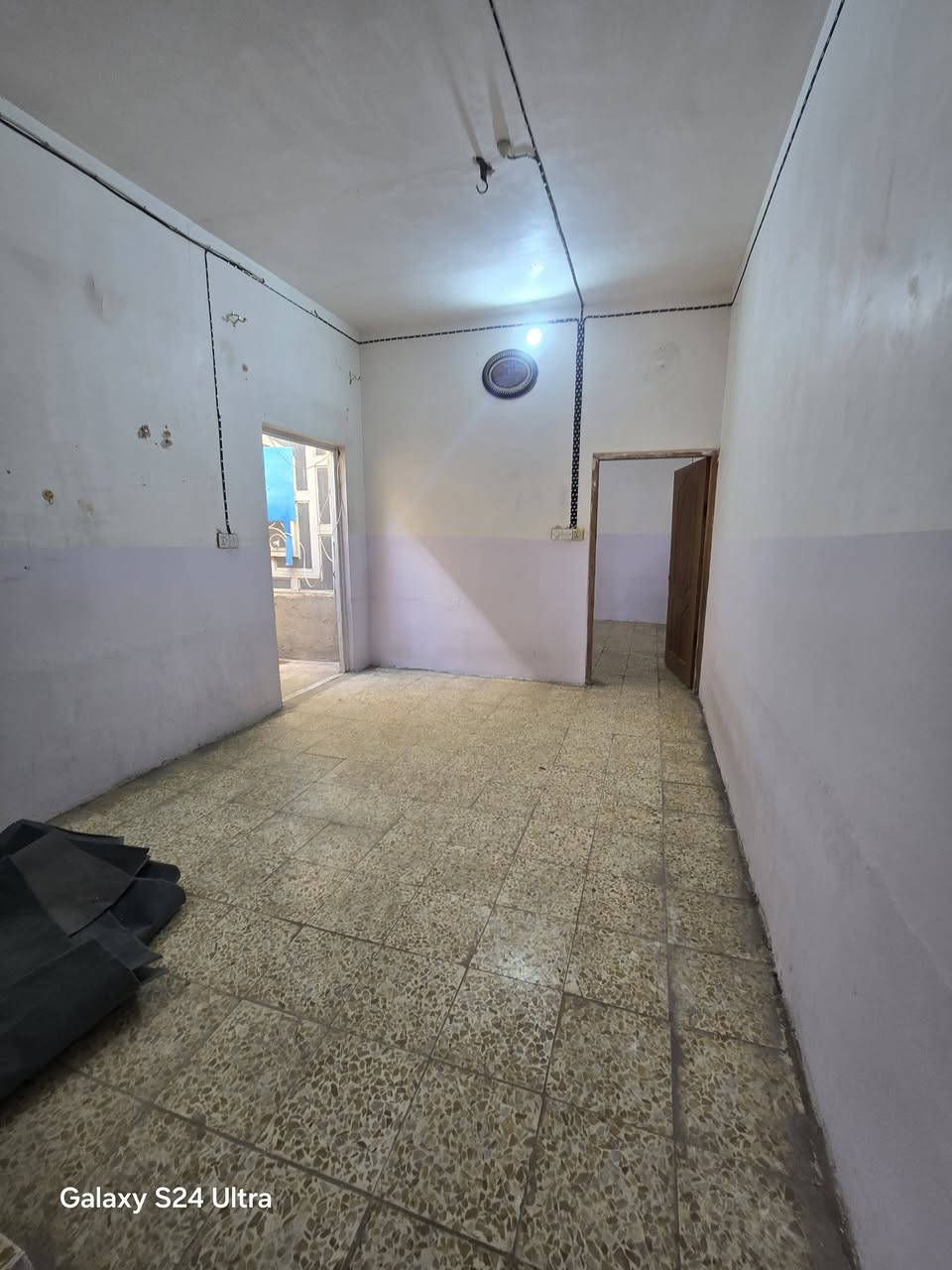 بيت لبيع بشارع المطار القديم خلف اسواق الامير المساحه ١٠٠متر يحتوي على غرف ٢ وصاله ومطبخ وستقبال ومكشوفه وصحيات وطارمه السعر ٢٥ وبي مجال مكتب بركات ام البنين قرب اسواق فدك للستفسار ***********
