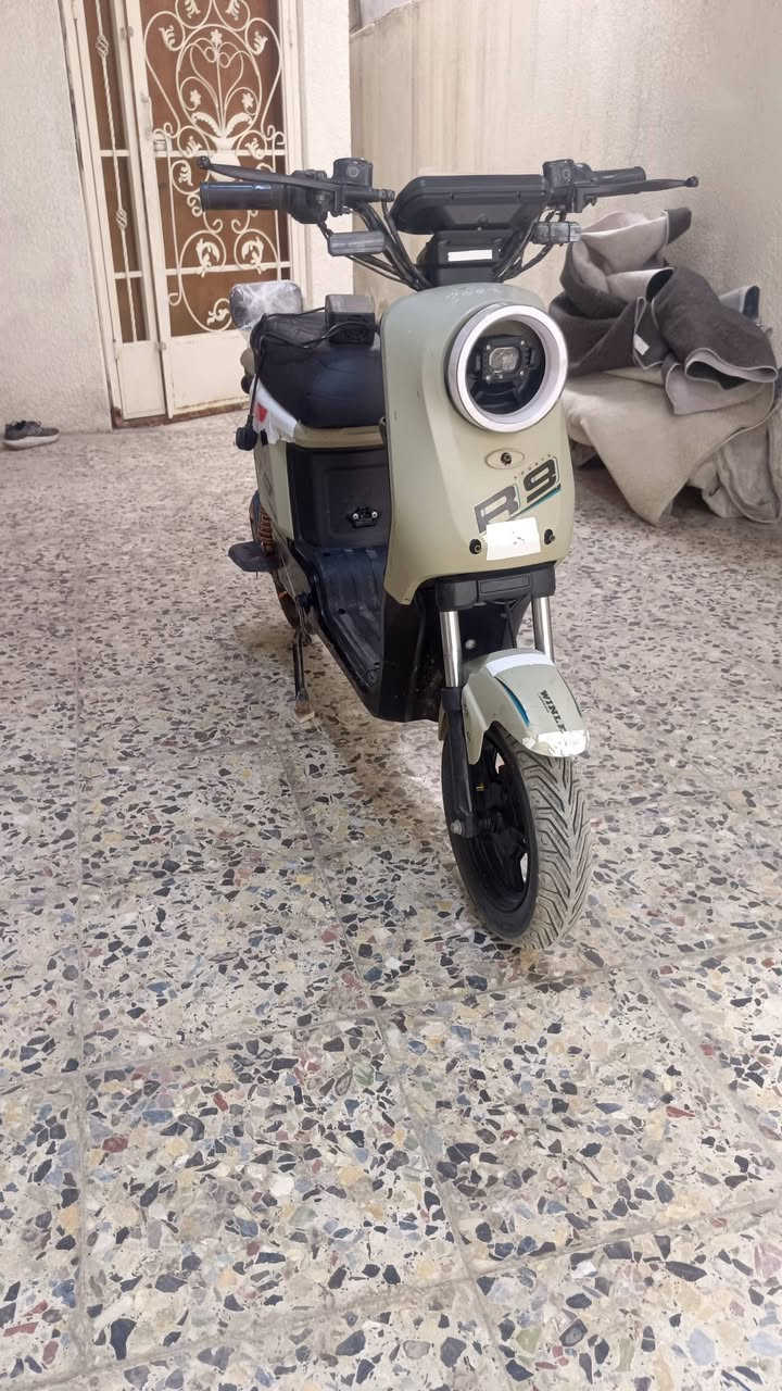 السلام عليكم دراجة R9 حديثه نضافة فول٤سرع مع نضام R ترجع للخلف  بطاريات وشاحنة قبل شهر شادهن إصليات اب١٥٠ الف تأثيرات جدد محورله دبل ماكس اصلي انسه الطسه تراي  معدل ايخبل دراجه كلش جديده مكاني الزعفرانيه سعره ٤٢٥ الف بيه شي بسيط لاستفسار اتصال برقم ***********
