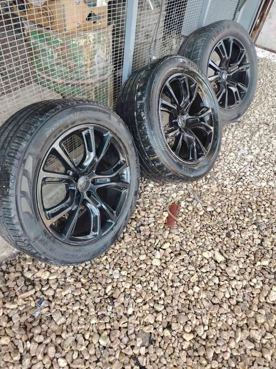 سلام عليكم شباب ويل Srt مال  جيب لاريدو ٣ ثنين خلفي واحد امامي هوه وتايرات ابيعه اي يفيده يراسلني *********** المكان نجف
