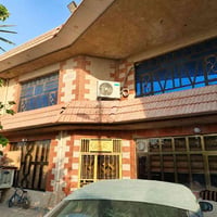 بيت للبيع مساحته 250متر واجهة 12ونص يحتوي البيت على كراج سياره وحديقة ...